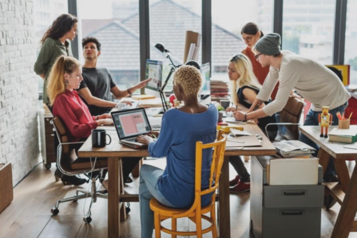 Workshop-Teilnehmer bei der Präsentationsvorbereitung